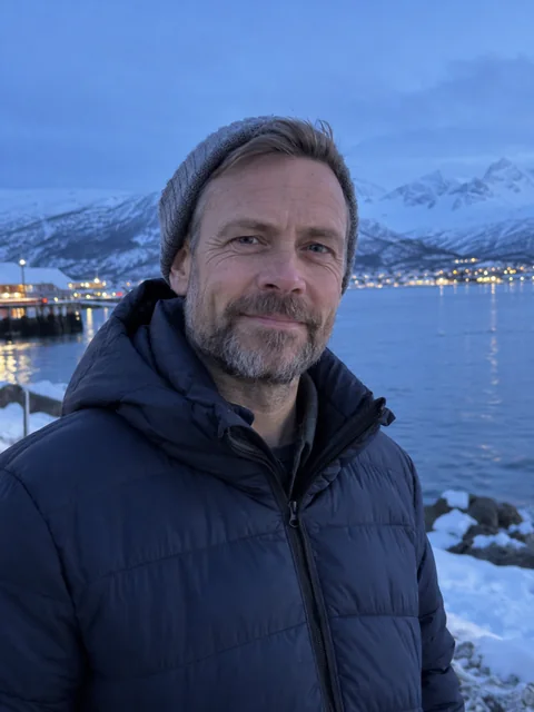 Andreas Bjarne Hansen ute i blåtimen i Tromsø