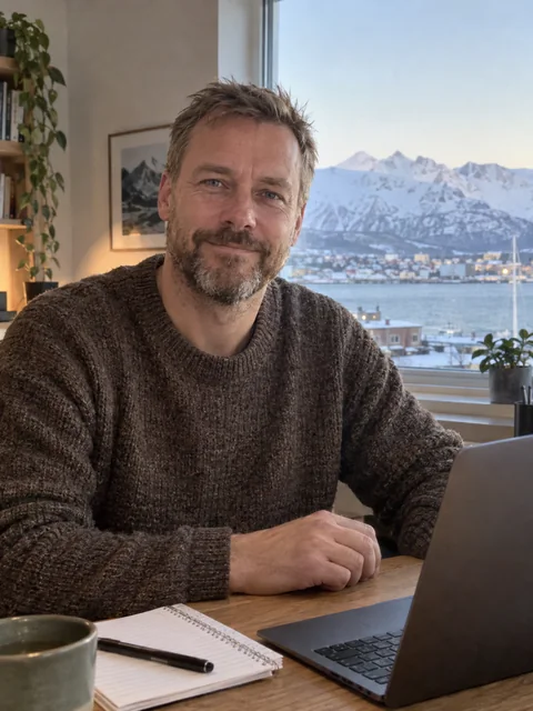 Andreas Bjarne Hansen ved arbeidsbordet hjemme i Tromsø